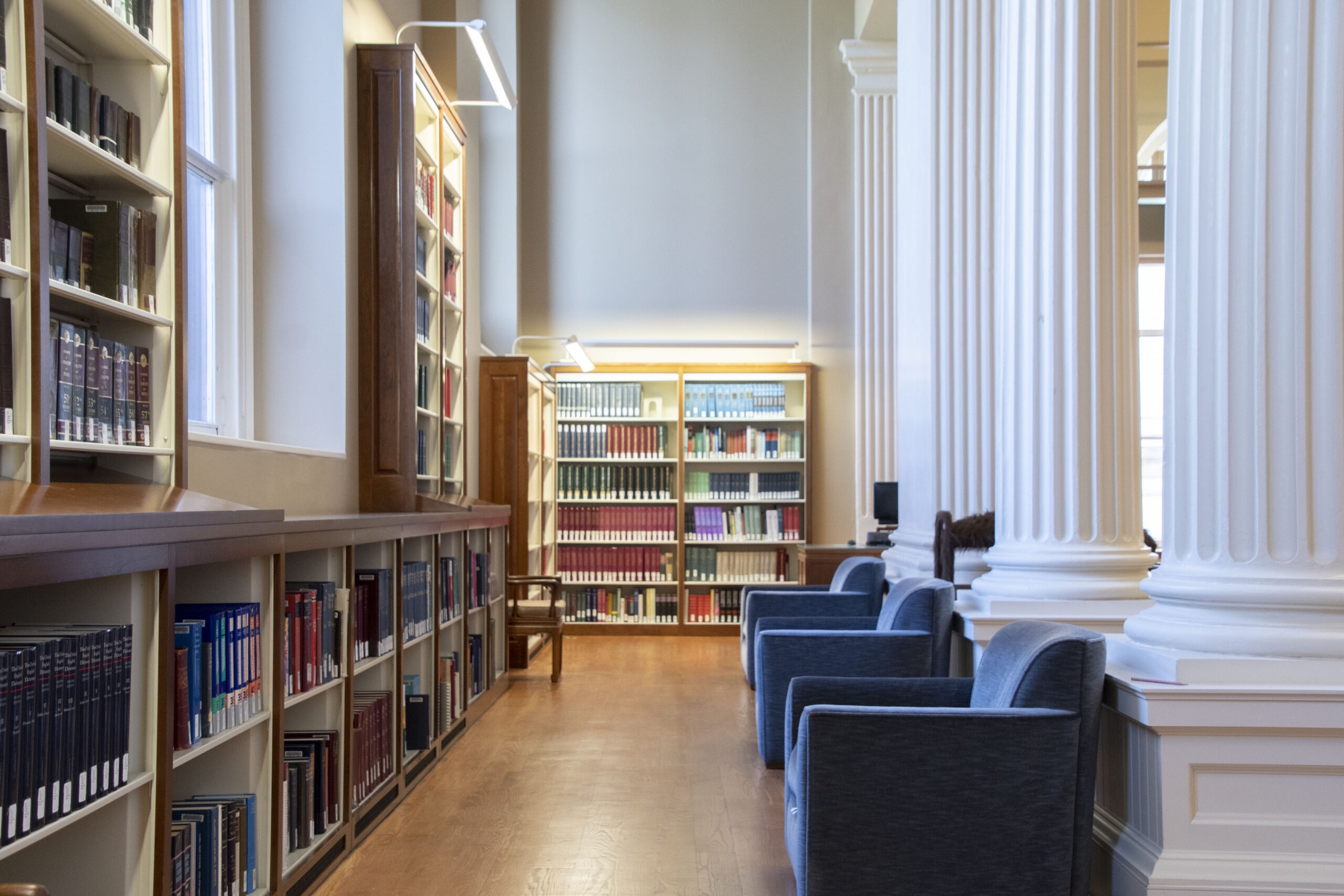 blue armchairs, shelves, columns in library